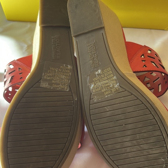 New Kenneth Cole Coral Platform Sandals - Picture 5 of 6